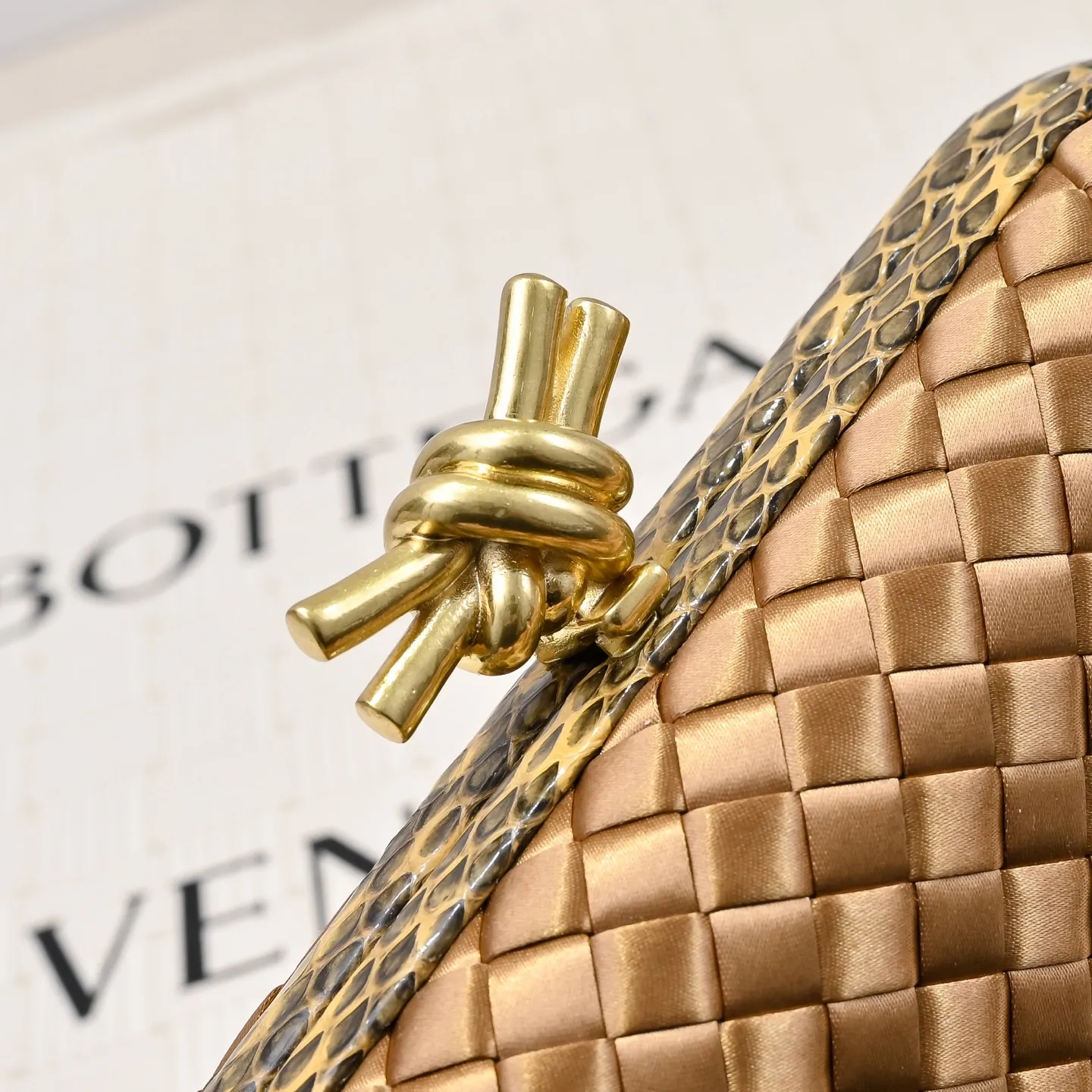 Batch 1460 #BV Knot woven evening bag series ~ Each bag reveals exquisite elegance💫Iconic classic silk weaving➕snake skin trimming with knot buckle, soft and delicate feel. The design is small and exquisite, low-key without logo, elegant and elegant. Paired with evening dress or cheongsam, it has the atmosphere of a famous and wealthy lady. Full of aura and invincible texture💃 Model: 7622 Dimensions: 20x12x5.5